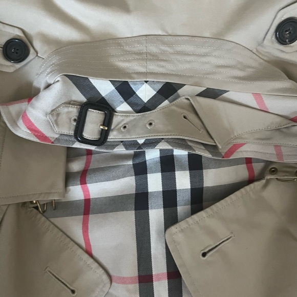 BURBERRY THE KENSINGTON SHORT TRENCH COAT MSRP $2,590 - Picture 8 of 14